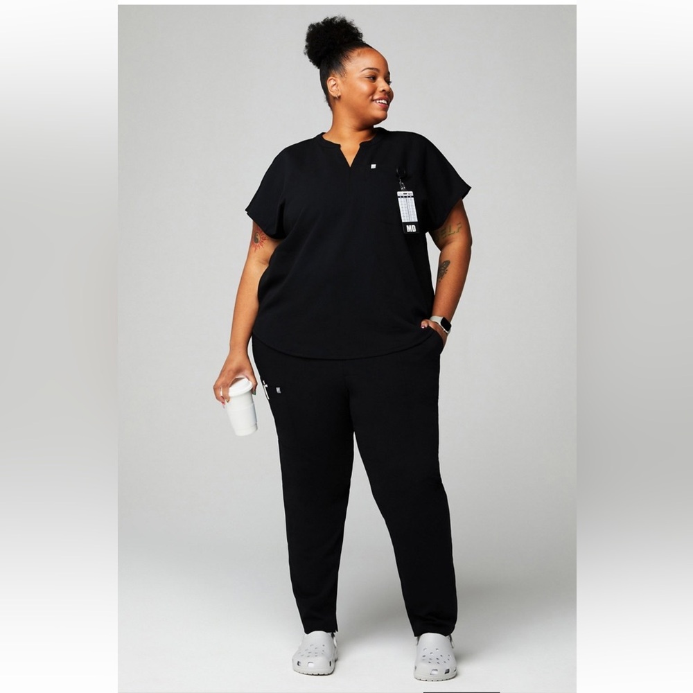 Fabletics | Evolve 3-Pocket Scrub Top | BLACK | XL